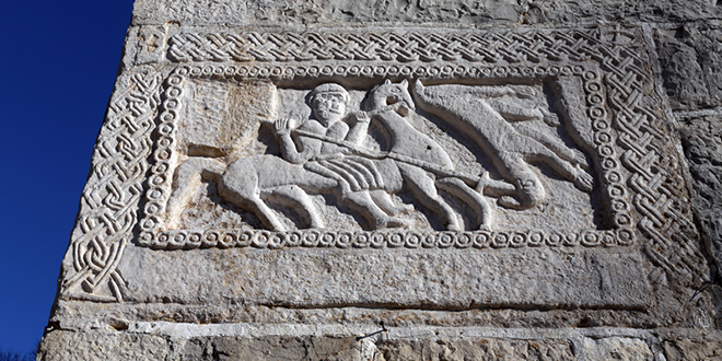 Na reljefu crkve u Žrnovnici prikazan je boj slavenskih poganskih božanstava Peruna i Velesa