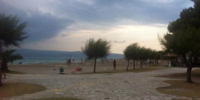 Vjetar potjerao kupače s plaže u Omišu