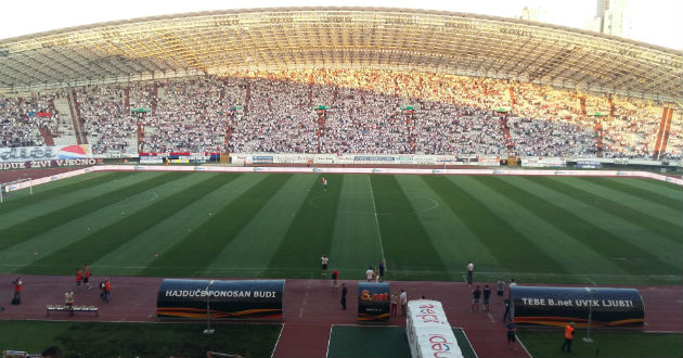 UŽIVO S POLJUDA: Hajdukovci otrčali krug oko travnjaka, Poljud u transu dočekao početak susreta!