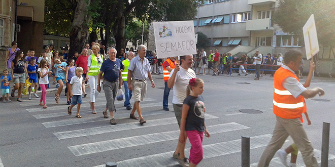 UŽIVO Sedamdesetak Splićana se okupilo na prosvjedu za semafor
