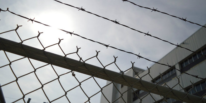 INTERVENCIJA U REMETINCU Zatvorenik pokušao pobjeći, zapeo na krovu zatvora