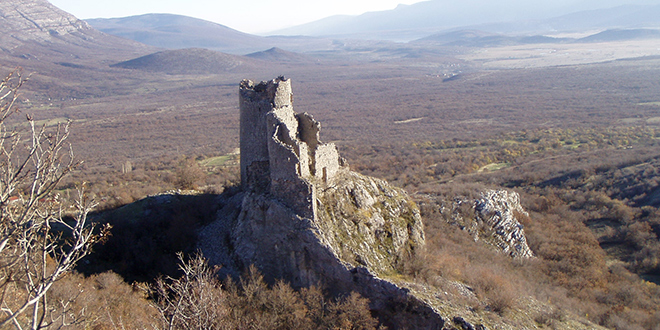 S utvrde Glavaš se savršeno nadzire prostrana dolina oko izvora Cetine