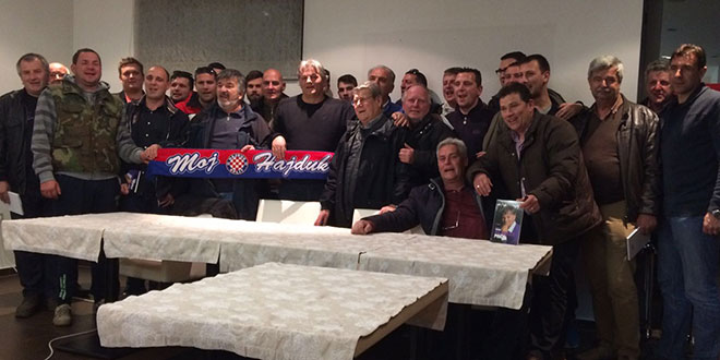 Postirama se orila pjesma 'Kada umren umotan u bilo'