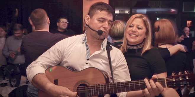 NOĆNI PROGRAM: Stipe Andrijašević s gitarom jednako vješt kao nekad s nogometnom loptom
