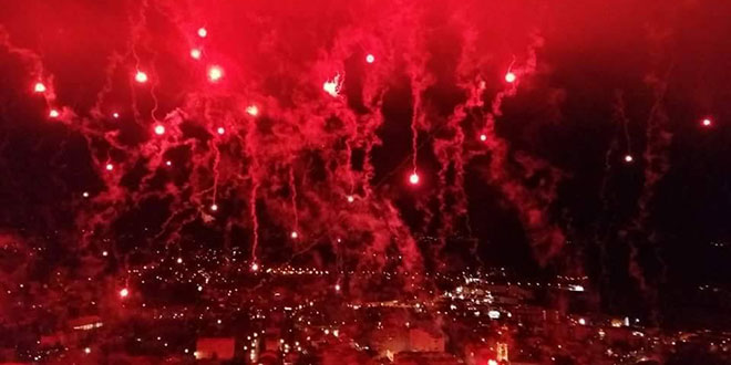 Jači od nevremena: U Sinju zapaljeno 105 signalnih raketa u čast Hajdukova rođendana!