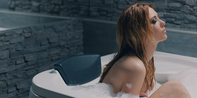 Novo sexy izdanje Lidije Bačić: Pogledajte spot u kojem je pjevačica u kadi