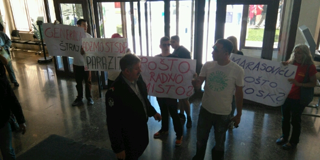 Na prosvjedu protiv uhljeba okupilo se 200-tinjak ljudi, među prosvjednicima i djelatnik općinskog ureda iz Kanade