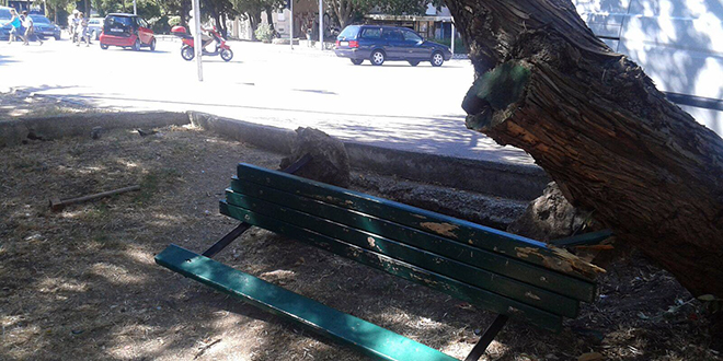Parkovi i nasadi: Ova je klupa u mjesec dana već treći put oštećena, smanjite malo 'doživljaje'!