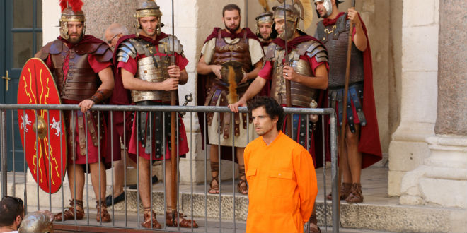 Incident na Peristilu: Umjesto pozdrava Dioklecijana turistima 'serviran' čovjek koji kleči u narančastom kombinezonu