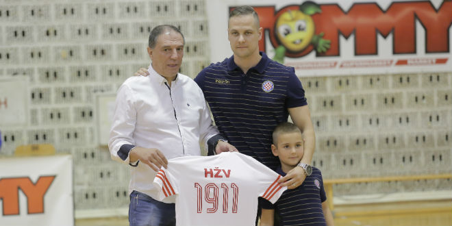 Hajdukovci pljeskom pozdravljeni na Gripama, predsjednik Kos dobio dres Split Tommyja