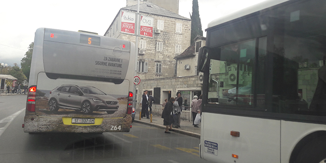 Kaos u prometu: Dok je vozač Dalmatinca bio na autobusnom stajalištu, Prometov šofer je nasred ceste iskrcavao i ukrcavao putnike