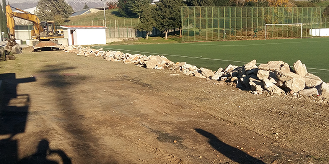 Počeli radovi na postavljanju nove umjetne trave na Poljudu