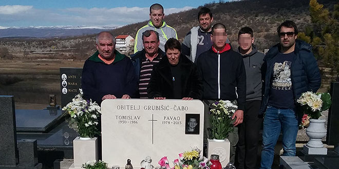 Brački torcidaši napravili nadgrobni spomenik za Pavu Grubišića Čabu