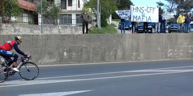 Bicikliste dočekali transparenti i na izlazu iz Splita, poruka o 'nogometnoj močvari' poslana u svijet