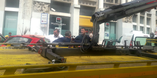Spas u zadnji čas: Pauk zamalo pokupio auto bez razloga