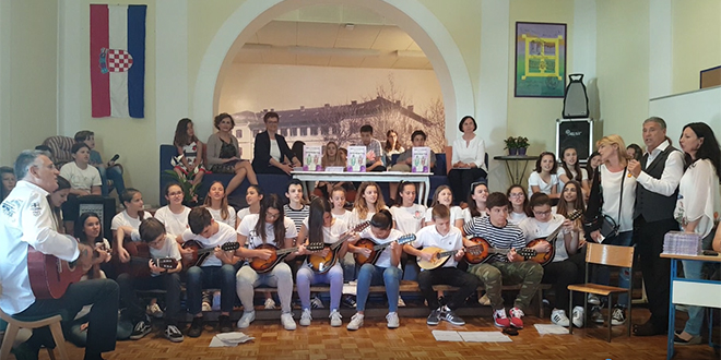 PRIČA O GLAGOLJICI: Karan zapjevao s djecom na promociji slikovnice u Osnovnoj školi Manuš 