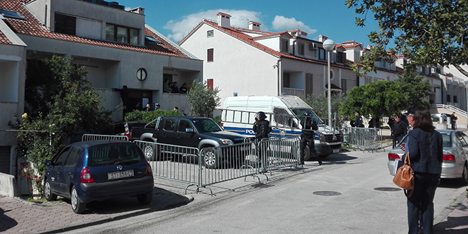 Deložacija na Pazdigradu: Policajci morali u stan ući preko balkona, s obitelji Pavić je i Ivan Pernar