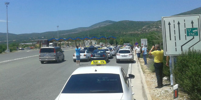 Splitski taksisti se okupili na naplatnim kućicama u Dugopolju, razmišljaju o blokadi autoceste!
