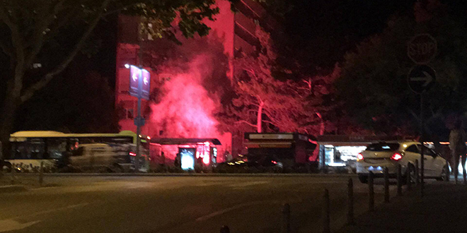 VIDEO: Upaljene baklje preko puta hotela u kojemu su igrači Brondbyja, brzo je stigla policija