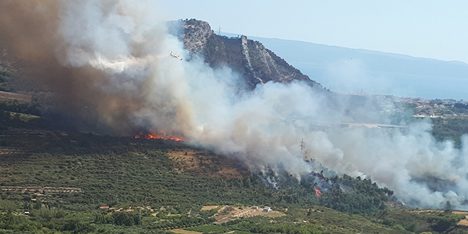 Zaustavljeno širenje požara prema Mravincima, pod kontrolom i požar u okolici Trilja!