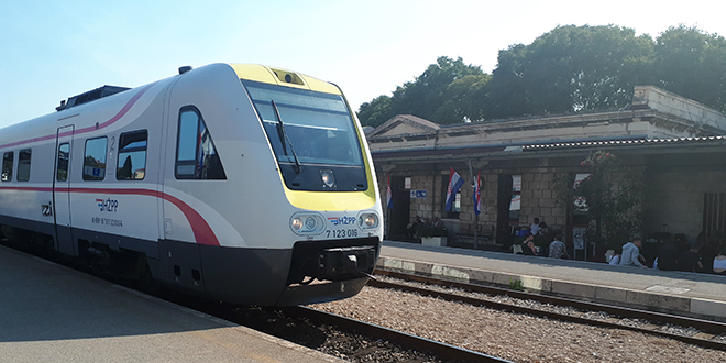 Vlak slobode se vratio u Split, od Labina do Kaštel Starog se vozi sporije da ne bi iskre od kočenja izazvale požar