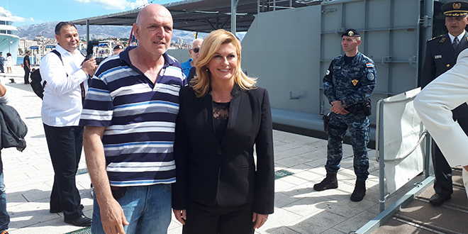 Kolinda Grabar-Kitarović ispraćena pljeskom građana koji su se okupili izvan prostora rezerviranog za uzvanike