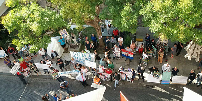 Stotinjak prosvjednika pred hotelom Cornaro: 'Jasno i glasno želimo iskazati protivljenje privatnom energetskom projektu na Perući'