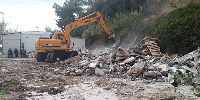 Prvi objekt srušen na Žnjanu je bio u vlasništvu Grada Splita, a nevjerojatna sudbina te potleušice dobro opisuje kaos upravljanja imovinom