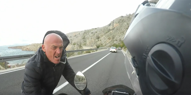 Pogledajte VIDEO: Bura otpuhala motocikl, vozaču pomogao Aramis Naglić