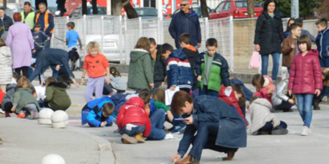 Trogir - grad sretnih ulica: Učenici kredama u boji iscrtali cestu ispred OŠ Majstora Radovana
