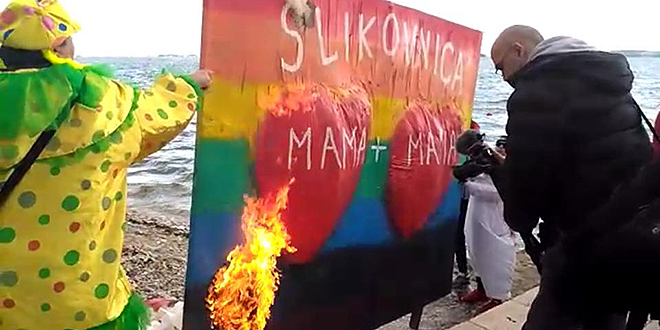 Na Dječjem karnevalu u Kaštelima spaljen Krnje - slikovnica o istospolnim obiteljima!