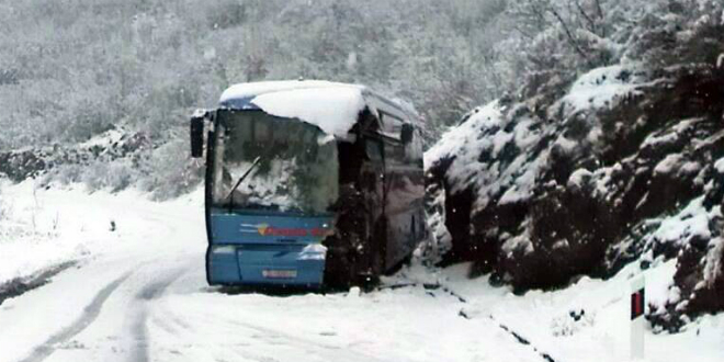 Nesreća po snijegu: Vozač Croatia Busa kod Zagvozda udario u brdo