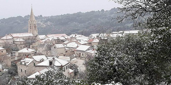 Snijeg u Dalmaciji: Pogledajte fotografije s Brača i video s izvora Jadra