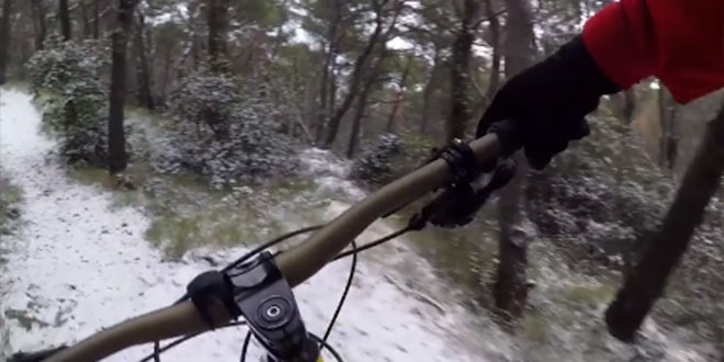 ZALEDILI SMO SE GLEDAJUĆI VIDEO: Pogledajte spuštanje biciklom s vrha snijegom prekrivenog Marjana!
