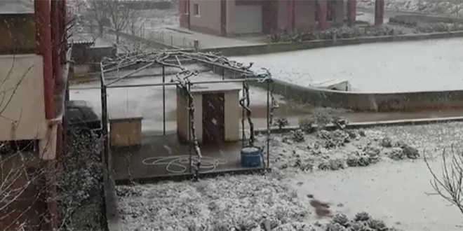 VIDEO: U Dugopolju na prvi dan proljeća pao snijeg!
