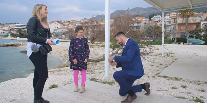 VIDEO: Pogledajte kako je Splićanin zaprosio svoju izabranicu, za ovaj poseban trenutak je doveo i grupu iz Zagreba!