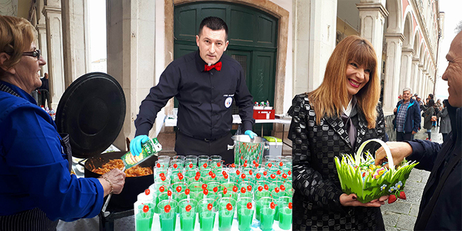 'Uskršnji doručak na Prokurativama' nije omela ni kiša, bilo je turista i domaćeg svijeta