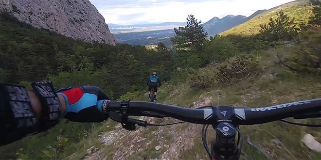 VIDEO: Pogledajte spust biciklima od vrha Omiške Dinare, bilo je i padova!