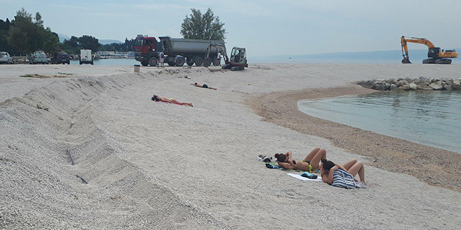 FOTOGALERIJA: Bageri obavili svoj dio posla na Kašteletu, nadamo se da će s vremenom plaža ponovno postati ona 'stara'