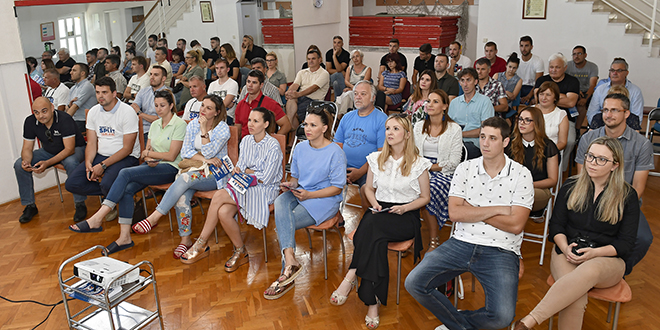 SUSJEDI, A NE POLITIČARI Ante Čikotić: Neka Sirobuja bude avangarda i neka promjene počnu odavde!
