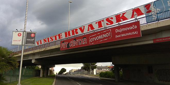 Na mostu na Brdima jutros osvanuo veliki transparent 'Vi niste Hrvatska'