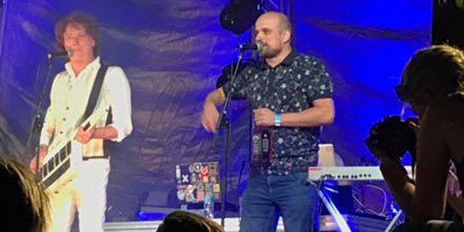 FOTO, VIDEO: Vojku V. se na bini Fibra festivala priključio i Tonći Huljić, pogledajte reakciju publike
