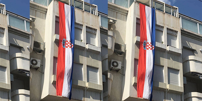 Zastava s kninske tvrđave vijori u Splitu