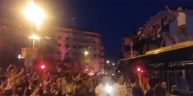 VIDEO: Pogledajte ekipu koja se popela na Prometov autobus, a potom i pjesmu na Rivi