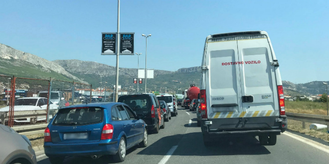 Opet gužve na ulazima i izlazima iz Splita: Početak vikenda i kvar busa izazvali kaos