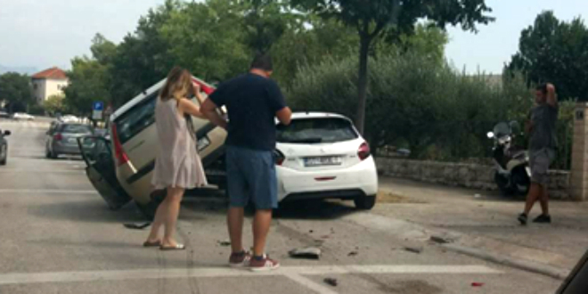 NESVAKIDAŠNJA PROMETNA U SPLITU: Citroen se 'popeo' na Peugeot