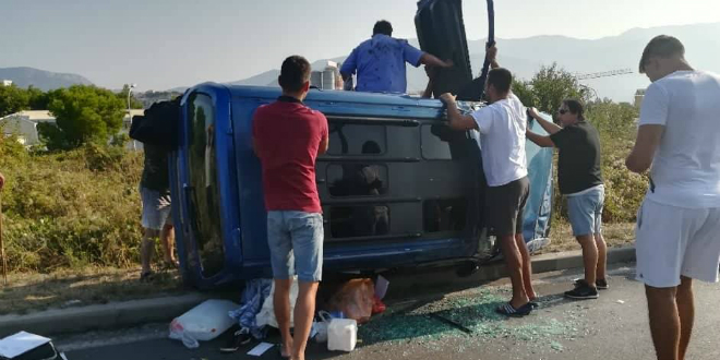 SUDAR NA SIROBUJI: Vozilo se prevrnulo na bok, ozlijeđene su četiri osobe