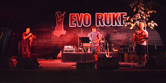 EVO RUKE: Pun Đardin slušao grupu 'The Fogsellers', večeras na scenu stupaju Brodarići