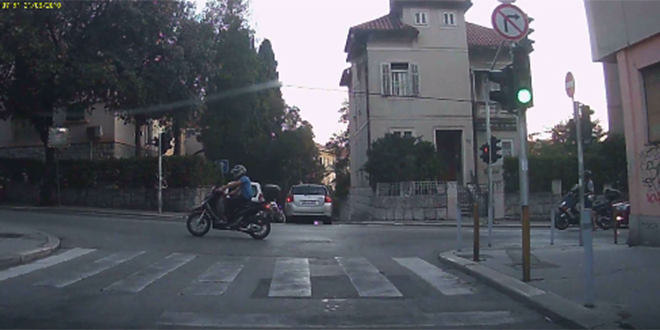VIDEO: Pogledajte kako je motor večeras u Splitu prošao kroz čisto crveno svjetlo