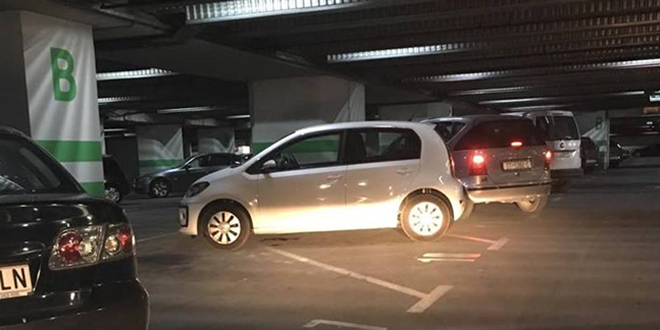 ŠTO MU BI: Ovakvo parkiranje nije rijetka pojava na parkinzima trgovačkih centara